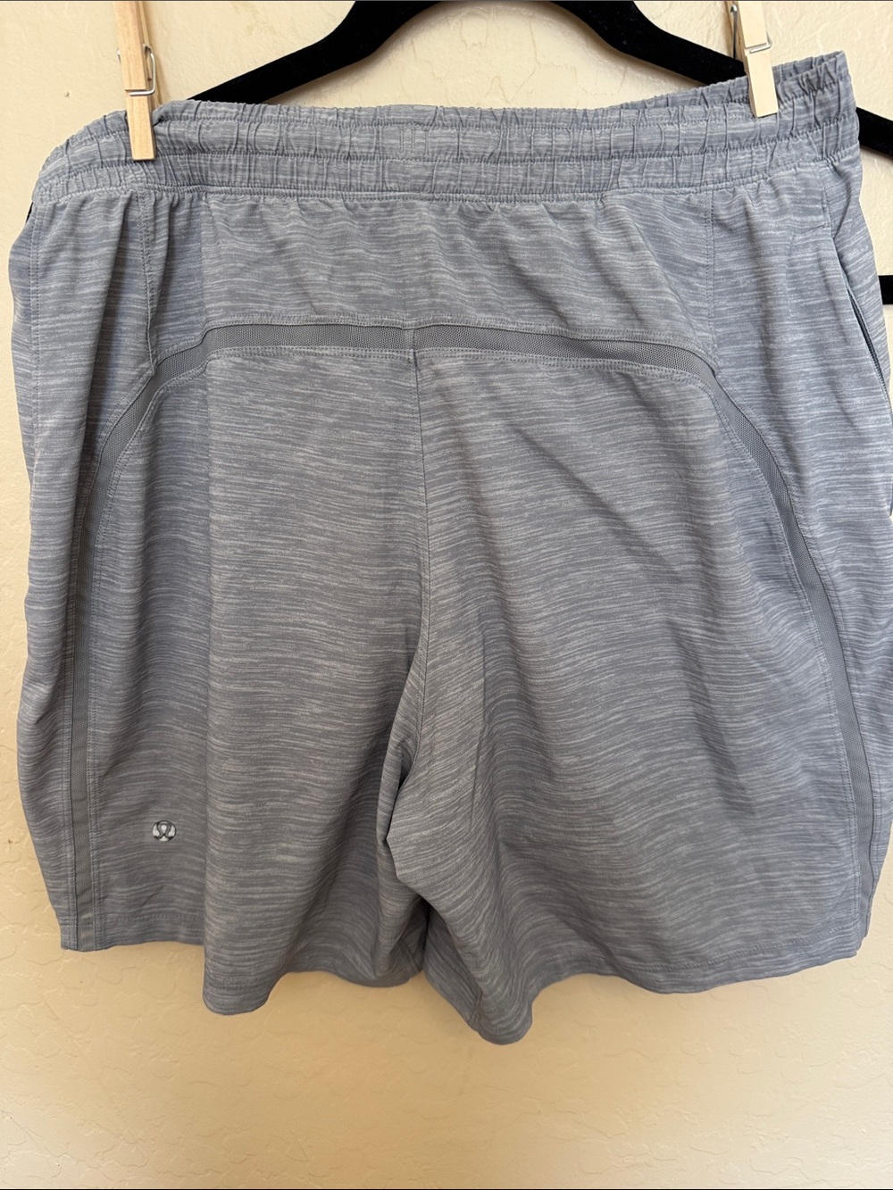 lululemon athletica Men's Light Heather Gray Athletic Shorts - Picture 2 of 3